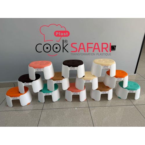 كرسي بلاستيكي قابل للتكديس ومضاد للانزلاق